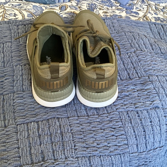Green PuMa size 7 hardly worn gym shoes best offer - Picture 3 of 7
